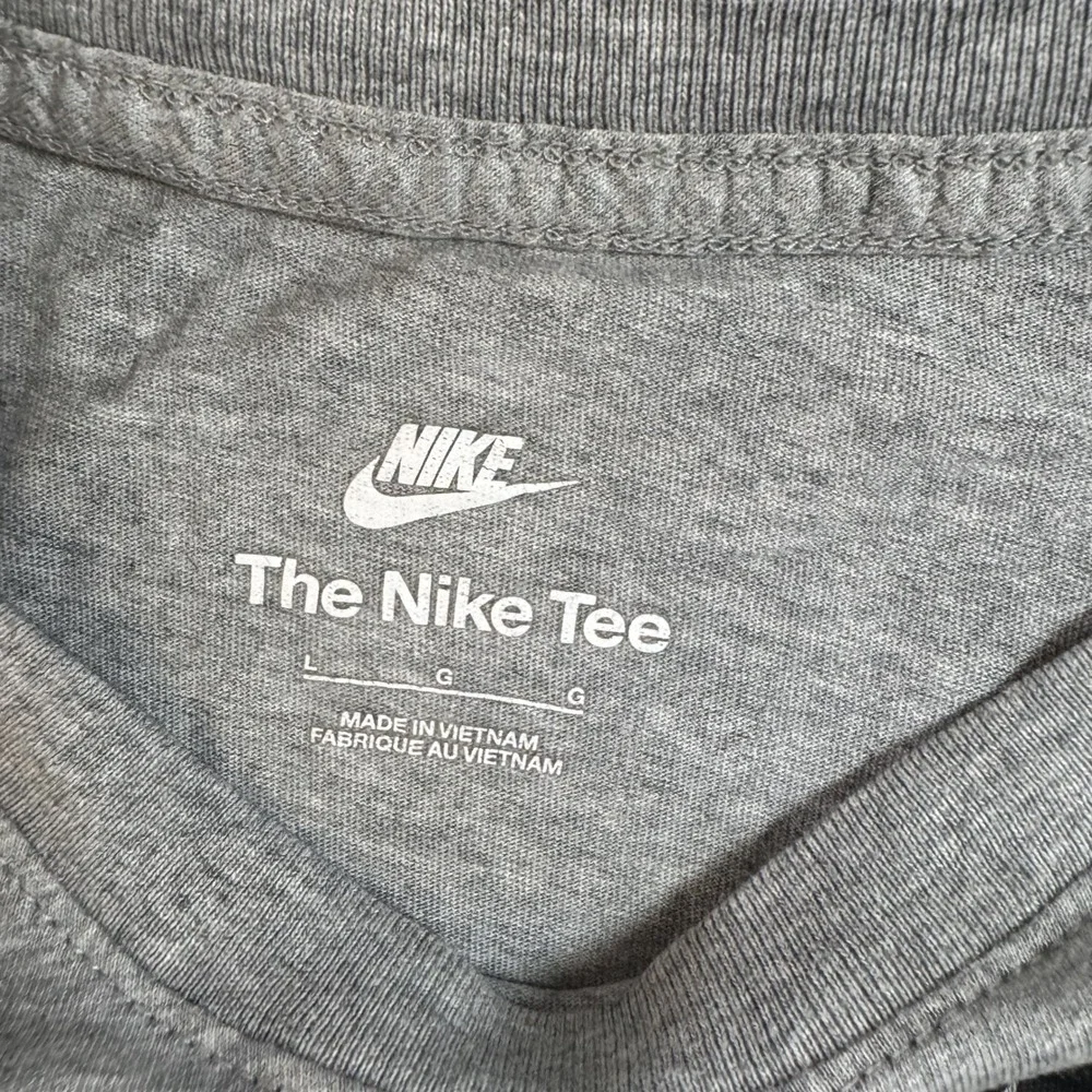 Nike Sportswear Futura Logo Long Sleeve Tee Large Grey Cotton Graphic Shirt